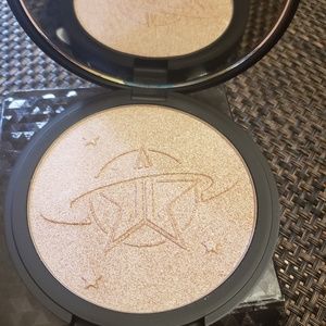 Jeffree star highlighting powder